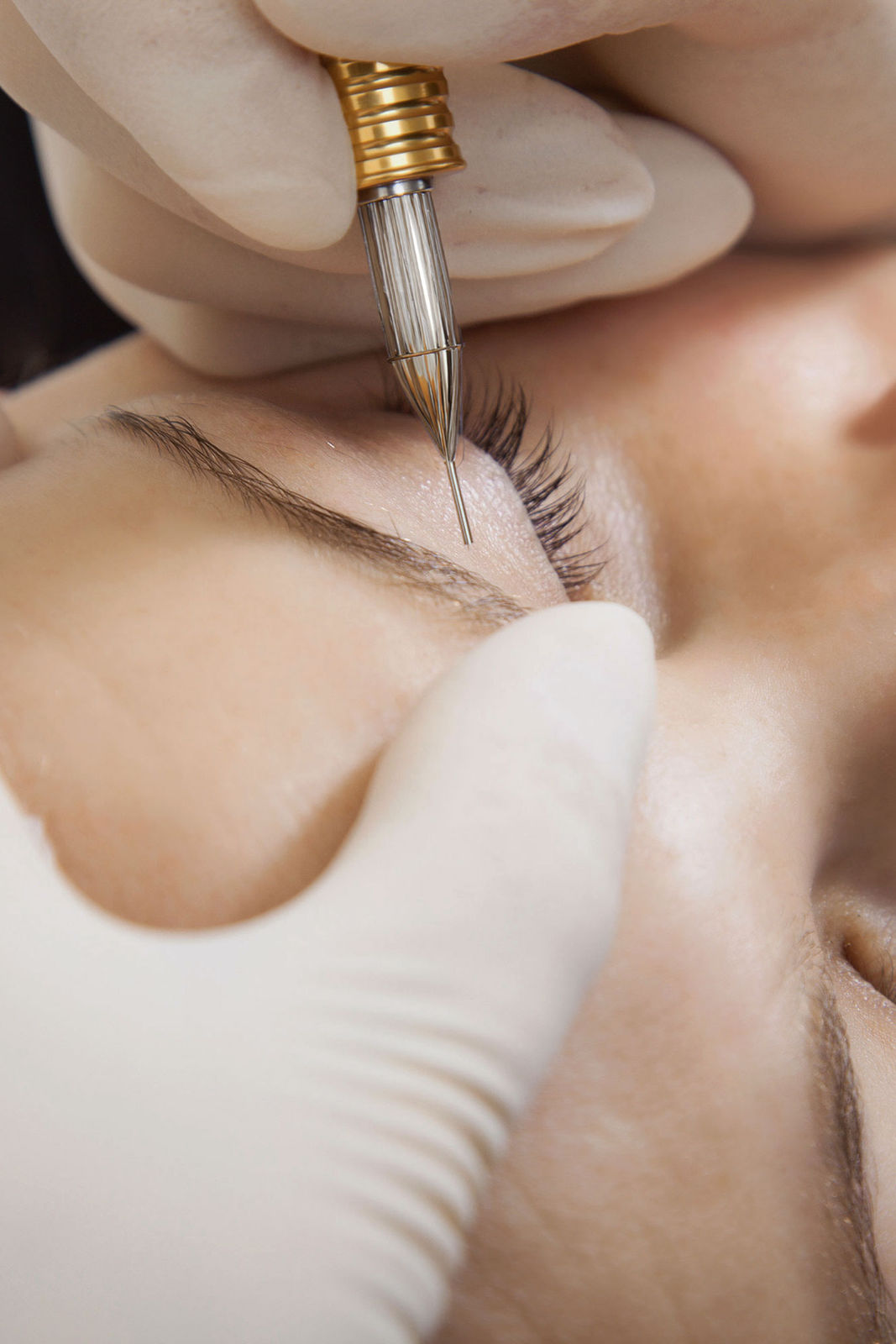 Microblading-Behandlung für natürliche Augenbrauen bei einer Frau.
